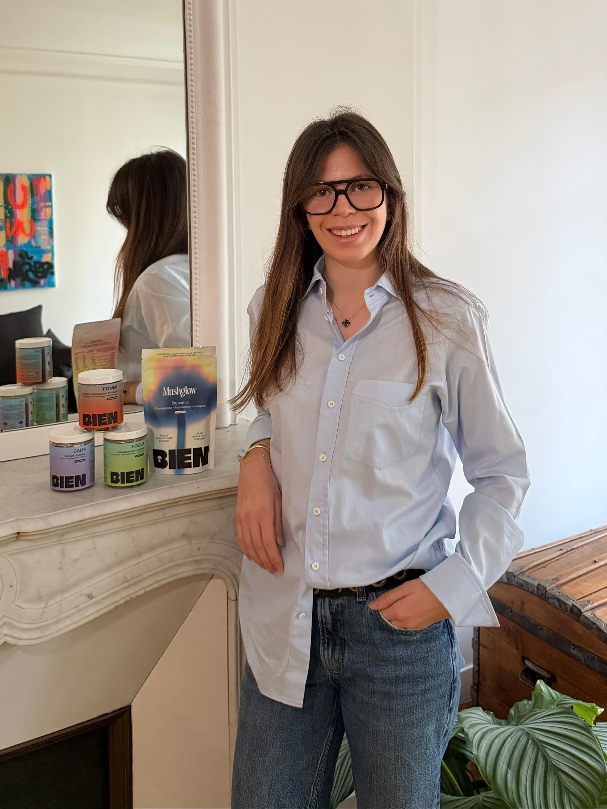 Carla, fondatrice de BIEN health, avec la gamme complète