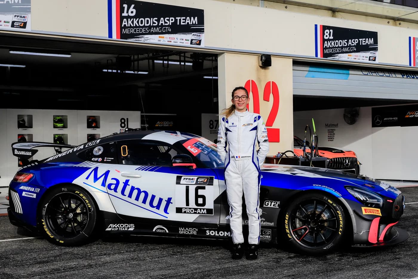 Carla, fondatrice de BIEN health, devant sa Mercedes-AMG GT4