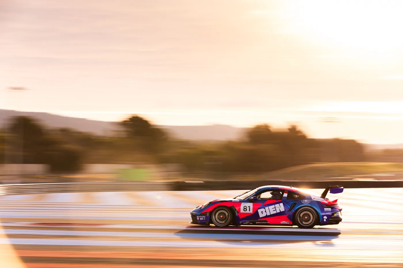 La Porsche BIEN health n°81 en piste au coucher du soleil