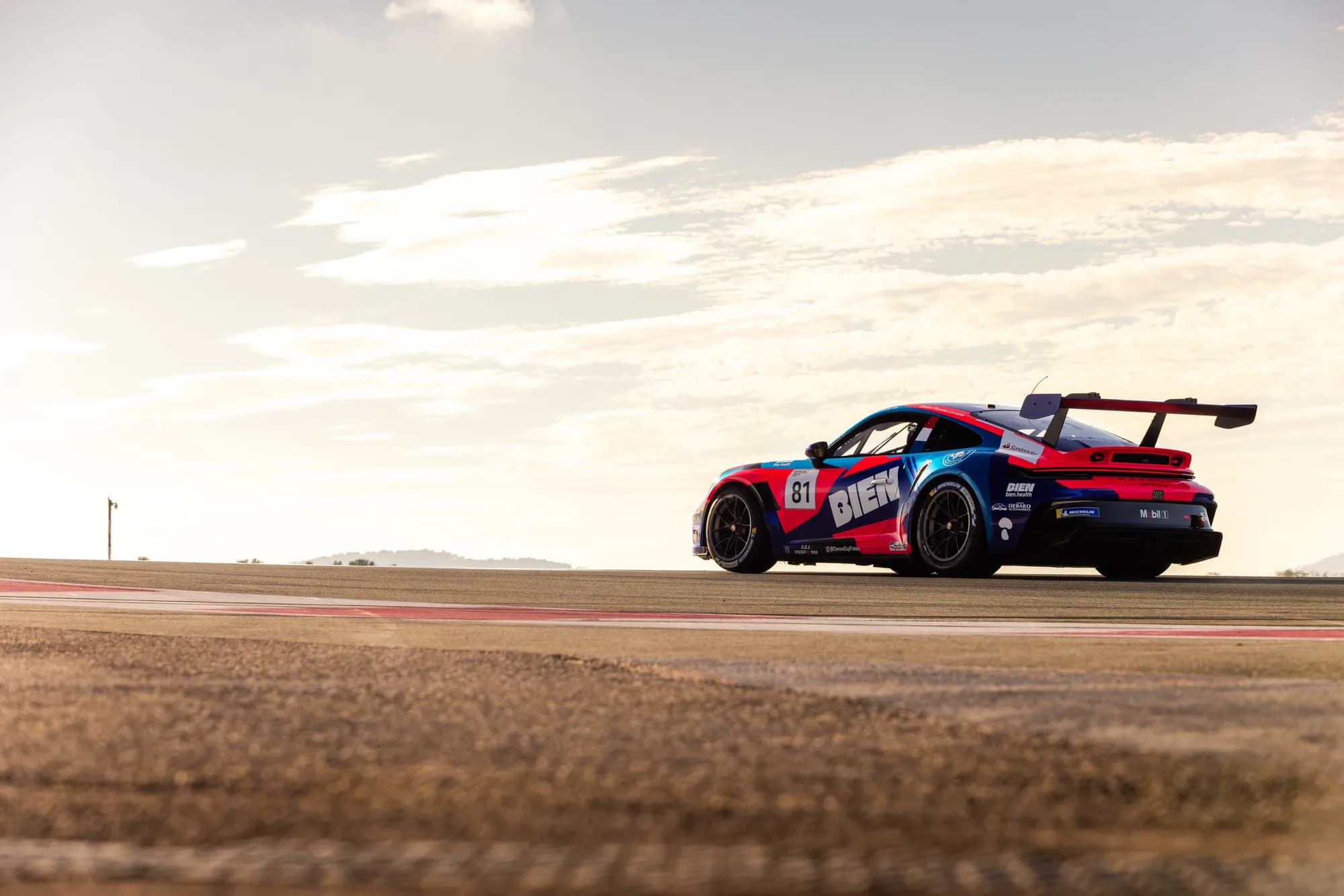 La Porsche 911 GT3 Cup aux couleurs de BIEN health, en piste